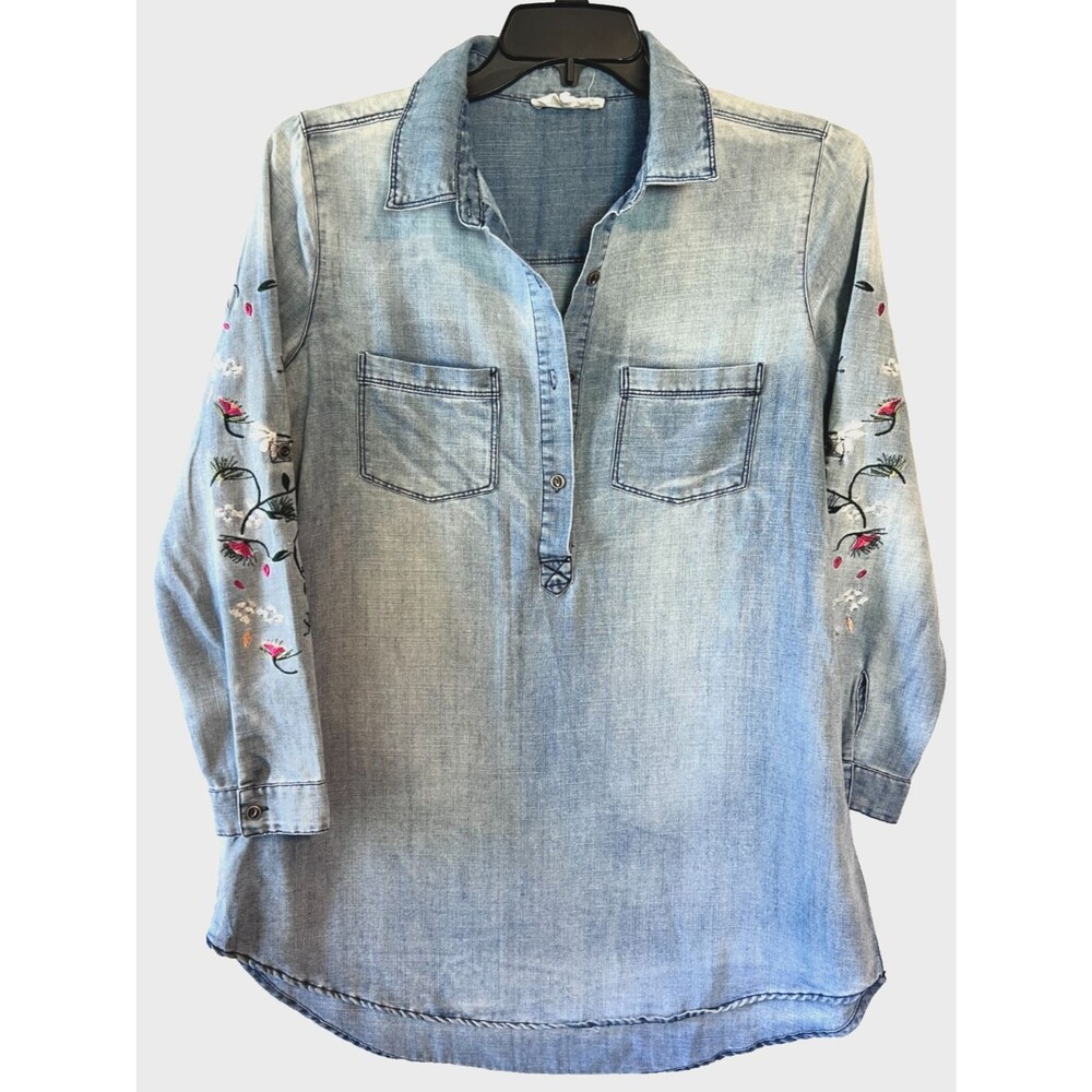 En Creme Denim VNeck Embroidered Floral Chambray Sleeves Size Small -fits like M